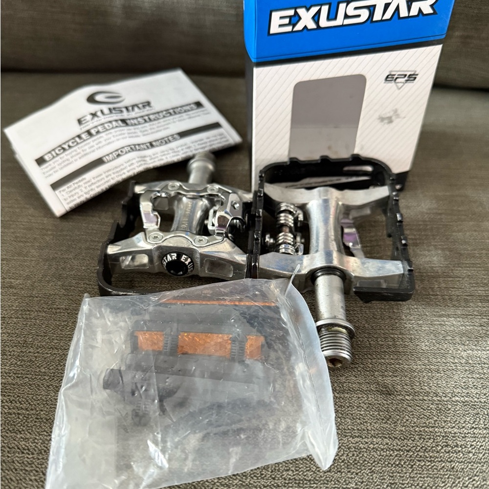 Unisex- Silver and Black Clipless Cycling Pedals